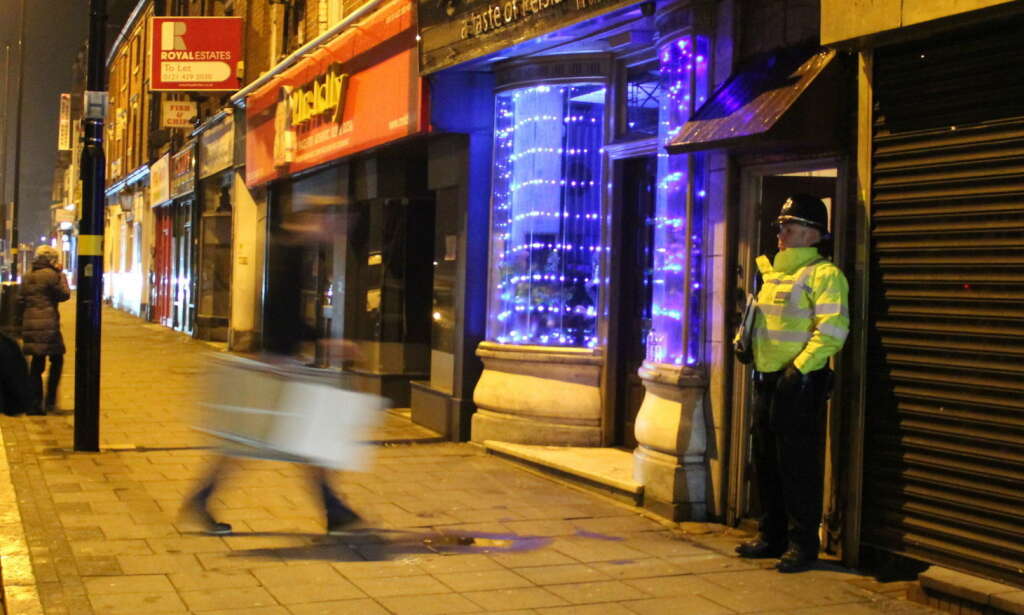 - Sju personer arrestert i væpnet politiaksjon i Birmingham