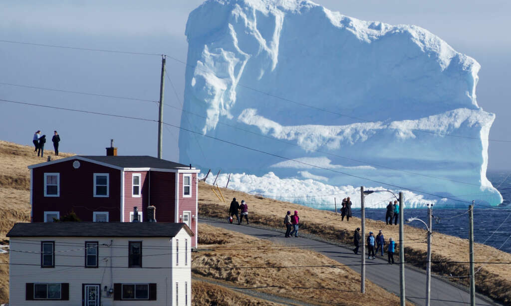 Det første av mange gigantiske isfjell passerer den lille byen. Det er et dårlig tegn